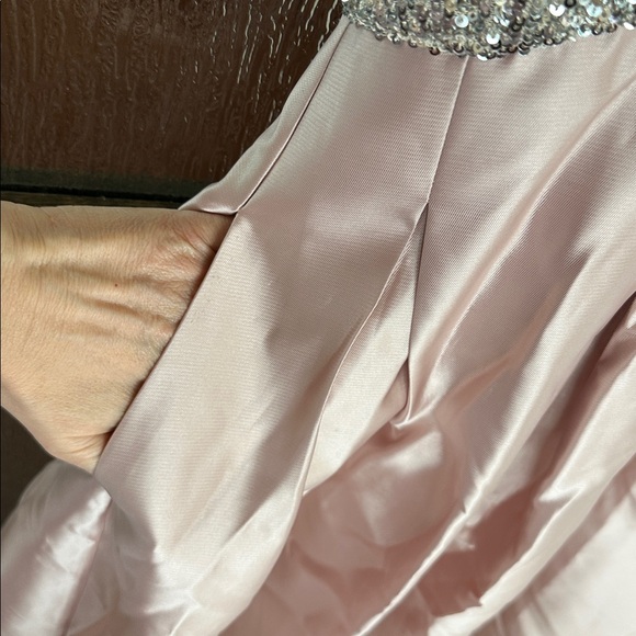 SACHIN + BABI
Simone Peony Sequin Gown size 10 NWT no belt.
$795 - Picture 13 of 16